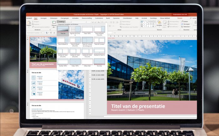 Laptop met een PowerPoint presentatie waarbij er een dia wordt toegevoegd.